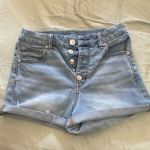 American Eagle Curvy Hi-Rise Shortie light wash Jean shorts. Size 6.